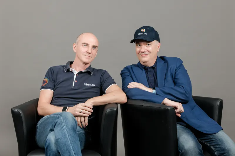 Jean-Edouard Communal et Frédéric Jabet, les deux fondateurs de Miratlas, assis côte à côte.
