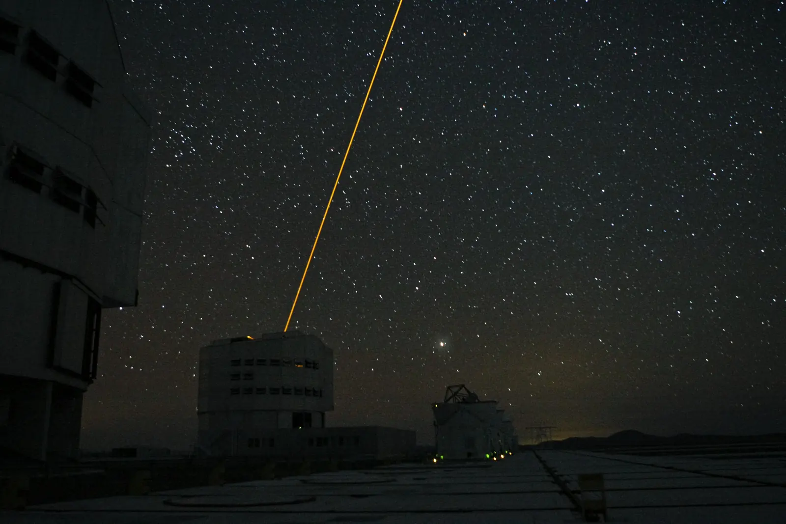 Un laser étoile-guide traversant le ciel nocturne au-dessus de l’observatoire de Paranal