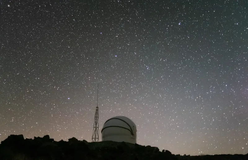 Une coupole de télescope sous un ciel étoilé