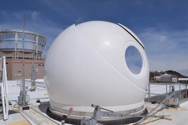 La coupole d’une station sol optique à l’observatoire du Haleakalā